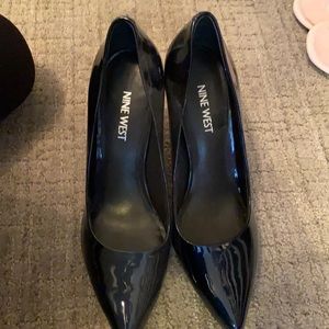 Nine West shiny navy pump worn once size 7